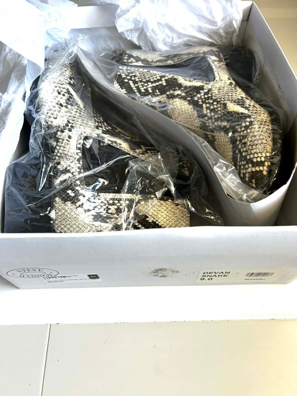 NIB STEVE MADDEN Devan Snakeskin Chelsea Booties Vegan Leather Blk\Cream 9 - Picture 10 of 10
